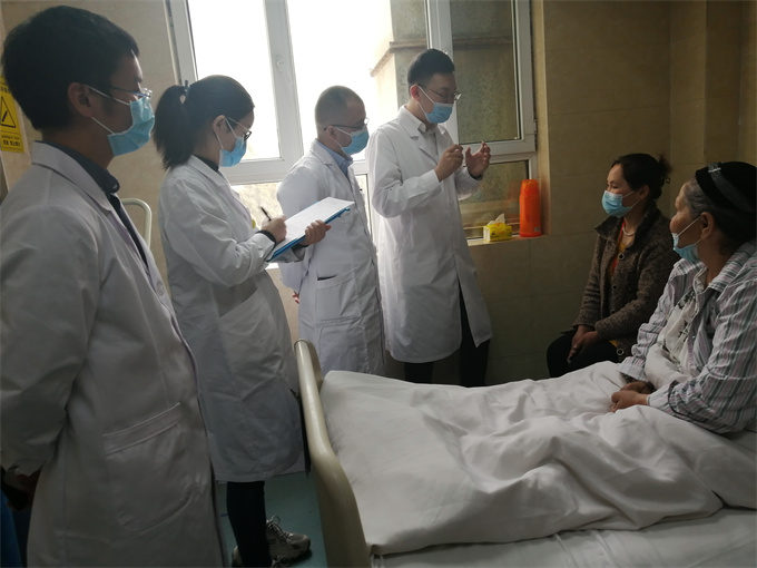 19 2021年3月24日黄振在喀什地区第一人民医院病房为住院患者进行床旁口腔卫生指导.jpg